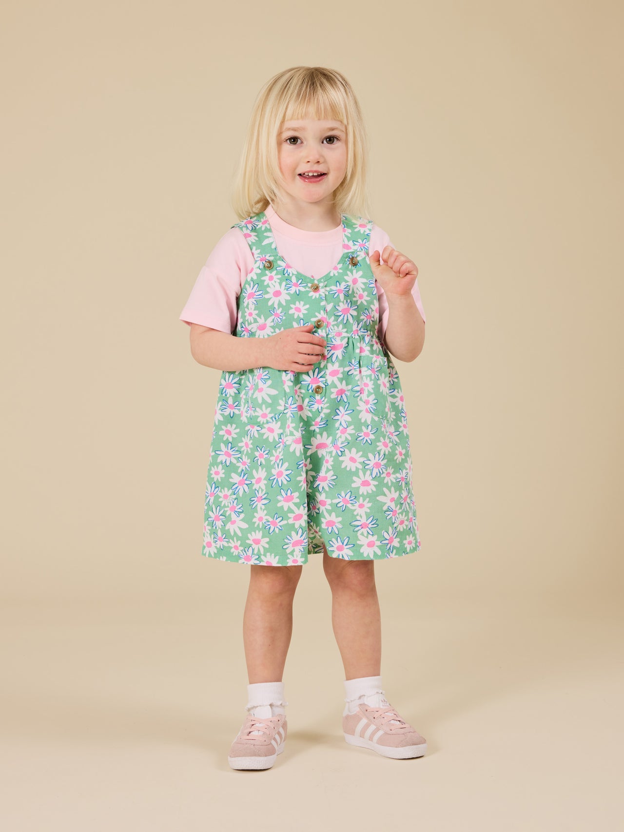 The Goldie + Ace Daisy Patch Sara Shortalls in Moss pictured on a transparent background. The material is breathable cotton-linen blend. It is a overall made for babies, toddlers and kids.