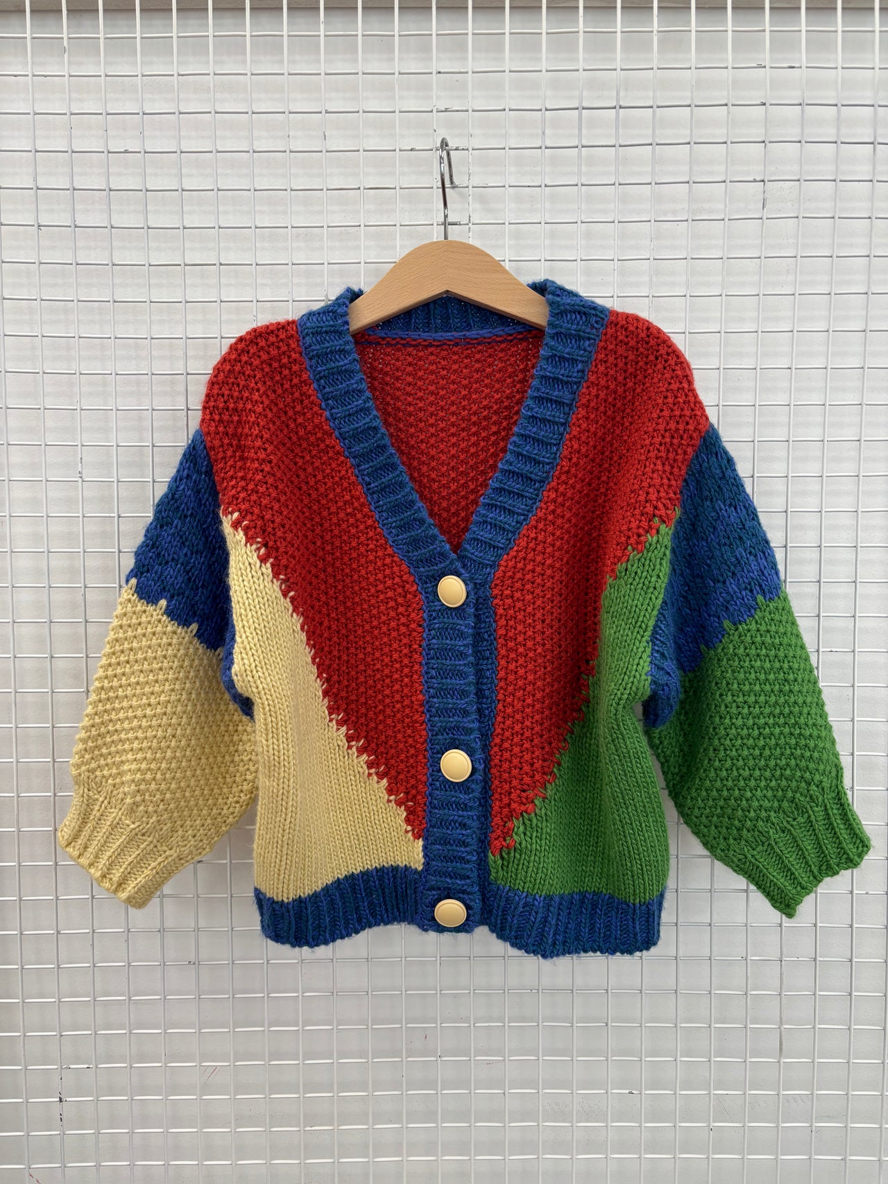 COLOUR BLOCK KNIT CARDIGAN W BEIGE BUTTONS - 4Y