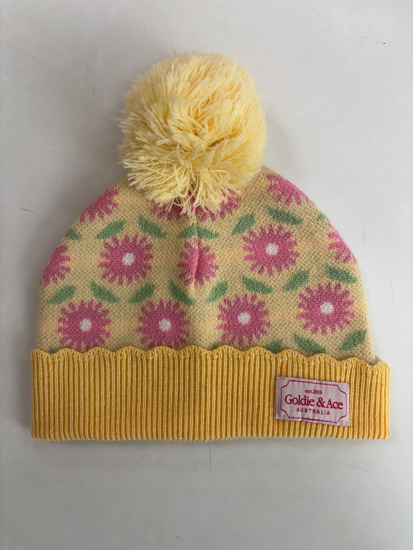 FLOWER POM POM BEANIE MUSTARD W PINK LOGO - 3-6Y